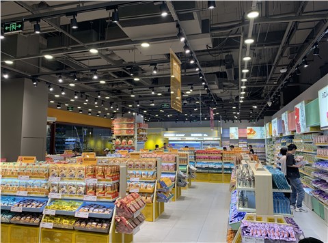 零食店店货架150㎡案例